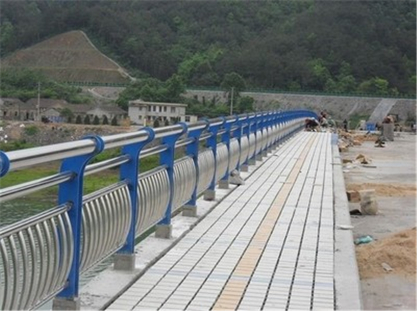 船营不锈钢桥梁护栏的特性及其在现代建筑中的应用